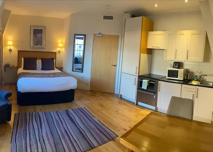 Royal Athenaeum Suites